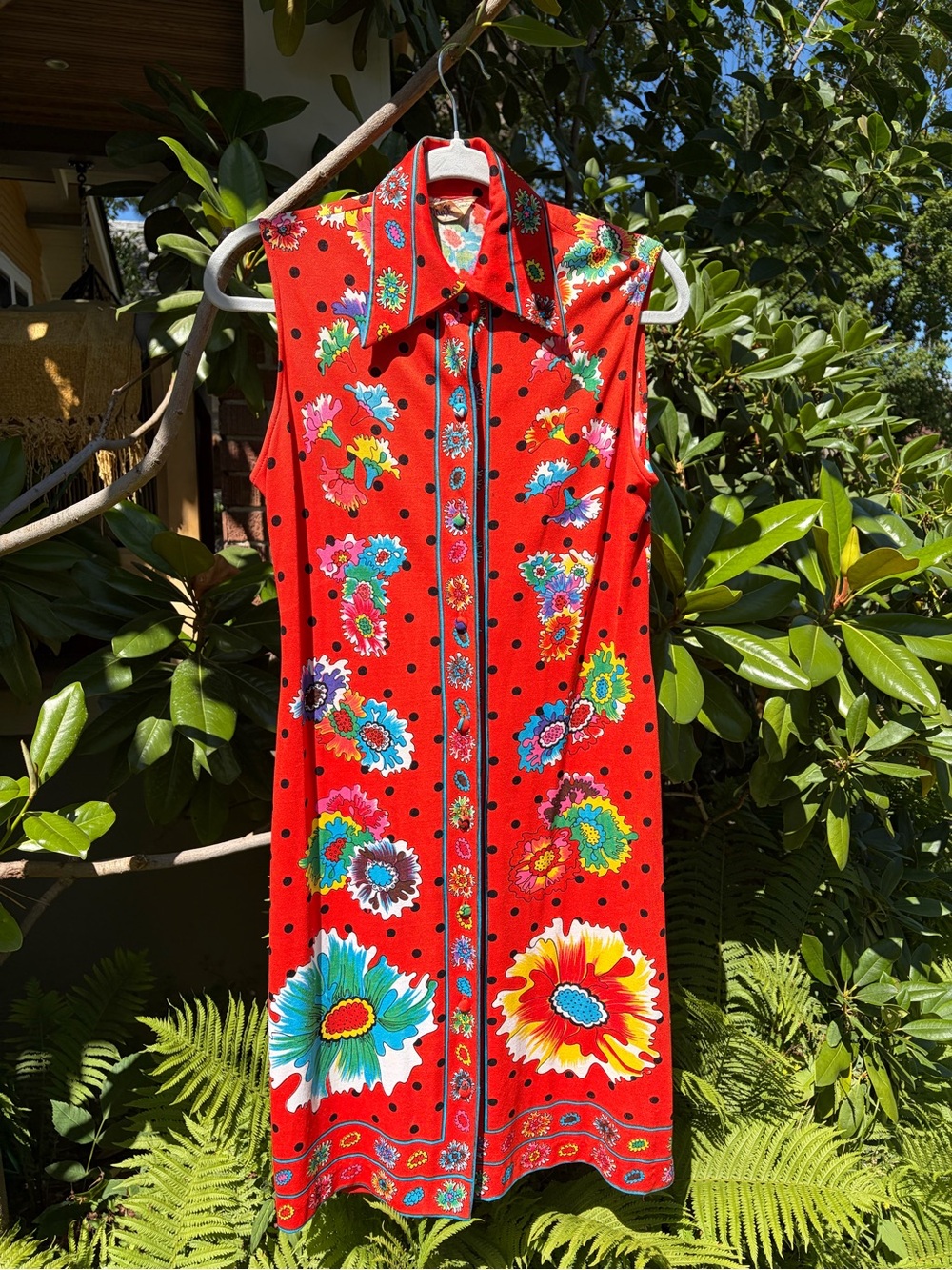 Groovy vintage sleeveless shirt dress.